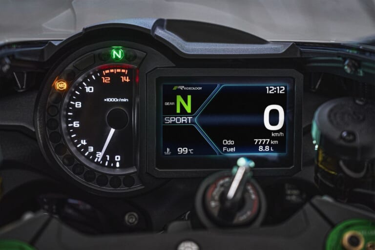 KAWASAKI Ninja H2 CARBON｜唯一無二の過給機モンスターが衝撃復活! 海外で牙を磨いてきたカワサキ「Ninja H2 CARBON」が圧縮比11.2＆減速比ショート化で覚醒して国内再導入
