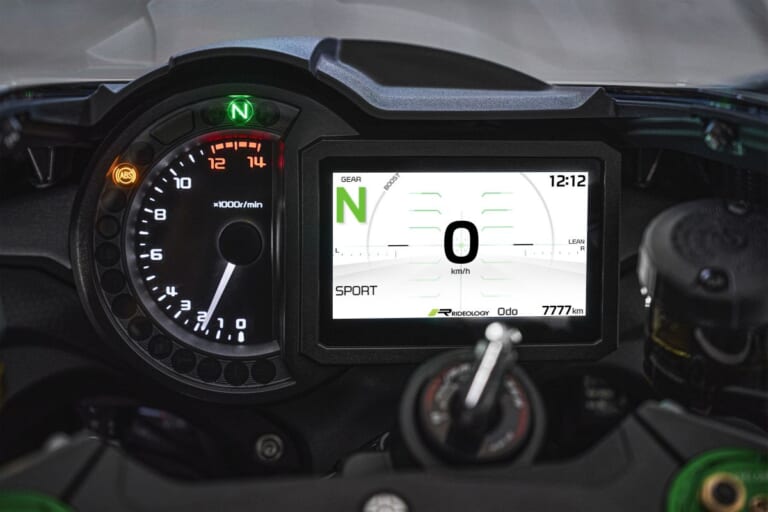 KAWASAKI Ninja H2 CARBON｜唯一無二の過給機モンスターが衝撃復活! 海外で牙を磨いてきたカワサキ「Ninja H2 CARBON」が圧縮比11.2＆減速比ショート化で覚醒して国内再導入