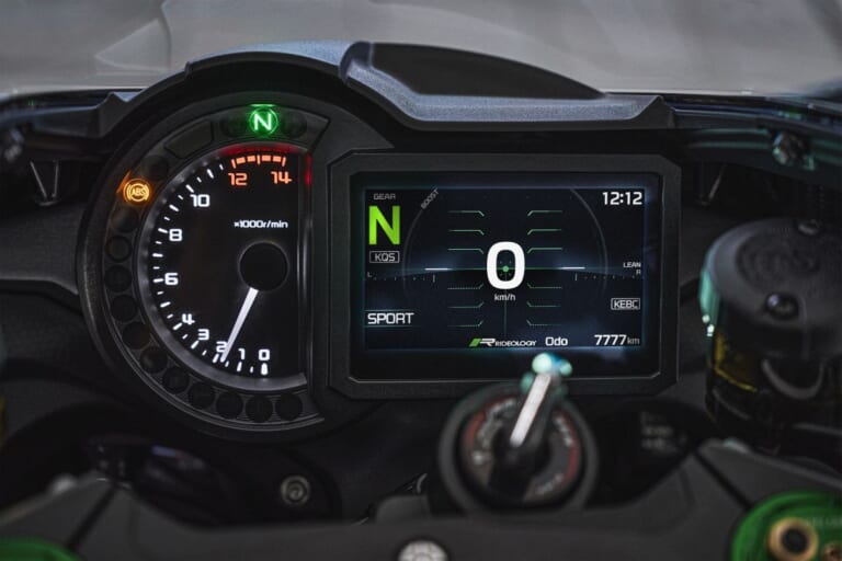 KAWASAKI Ninja H2 CARBON|唯一無二の過給機モンスターが衝撃復活! 海外で牙を磨いてきたカワサキ「Ninja H2 CARBON」が圧縮比11.2&減速比ショート化で覚醒して国内再導入