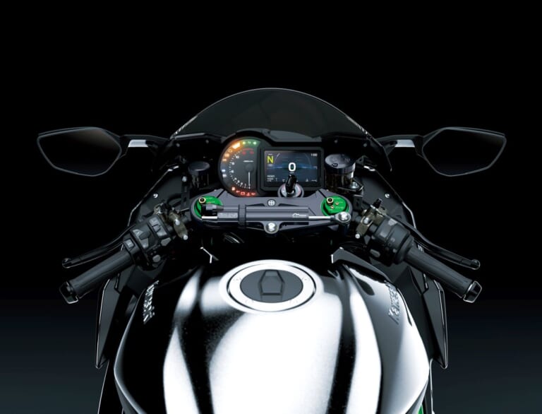 KAWASAKI Ninja H2 CARBON｜唯一無二の過給機モンスターが衝撃復活! 海外で牙を磨いてきたカワサキ「Ninja H2 CARBON」が圧縮比11.2＆減速比ショート化で覚醒して国内再導入