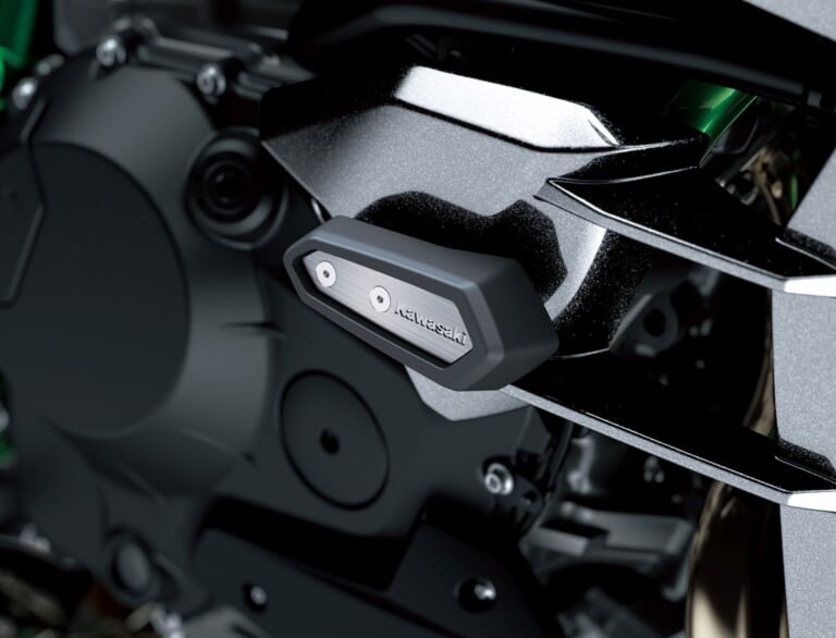 KAWASAKI Ninja H2 CARBON｜唯一無二の過給機モンスターが衝撃復活! 海外で牙を磨いてきたカワサキ「Ninja H2 CARBON」が圧縮比11.2＆減速比ショート化で覚醒して国内再導入