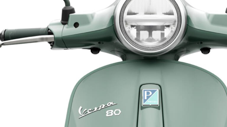 【限定30台】初代Vespa 98着想のホイールと冷却グリルが復活! トーン・オン・トーンのグリーン仕立て「プリマベーラ 80th」が国内予約スタート