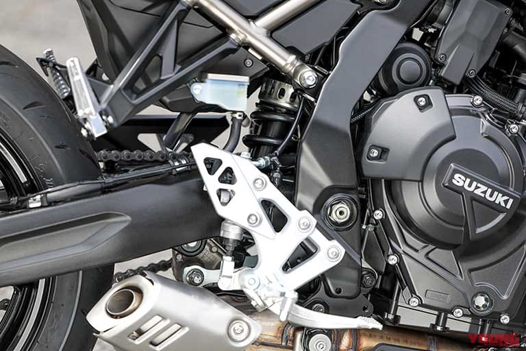 SUZUKI GSX-8Tのリアショックアブソーバー｜「見る者を魅了する造形美」スズキ GSX-8Tとヤマハ XSR900 GPのディテールを写真でチェック！