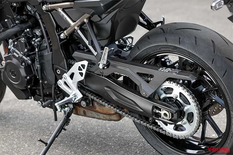 SUZUKI GSX-8Tのスチール製フレームとアルミ製スイングアーム|「見る者を魅了する造形美」スズキ GSX-8Tとヤマハ XSR900 GPのディテールを写真でチェック!