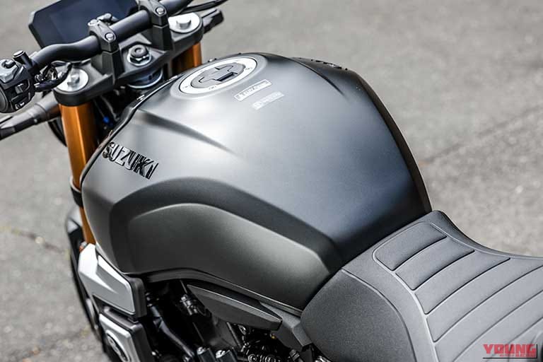 SUZUKI GSX-8Tの燃料タンク｜「見る者を魅了する造形美」スズキ GSX-8Tとヤマハ XSR900 GPのディテールを写真でチェック！