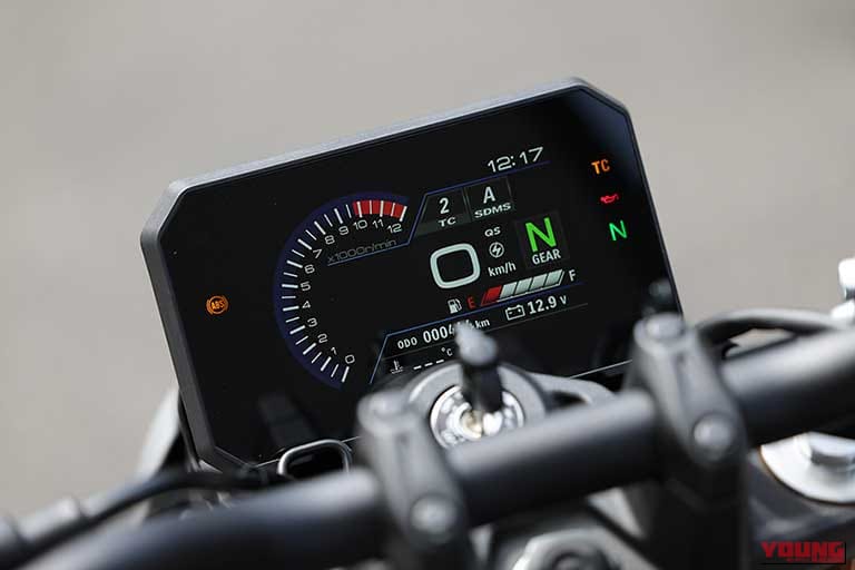 SUZUKI GSX-8Tの8インチカラーメーター｜「見る者を魅了する造形美」スズキ GSX-8Tとヤマハ XSR900 GPのディテールを写真でチェック！