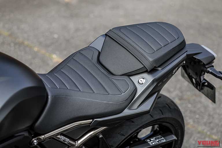 SUZUKI GSX-8Tのシート|「見る者を魅了する造形美」スズキ GSX-8Tとヤマハ XSR900 GPのディテールを写真でチェック!