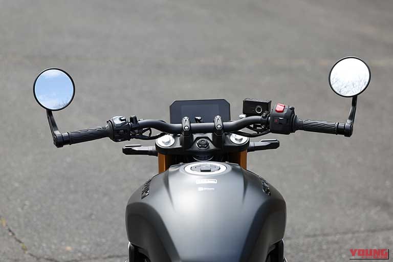 SUZUKI GSX-8Tのハンドル｜「見る者を魅了する造形美」スズキ GSX-8Tとヤマハ XSR900 GPのディテールを写真でチェック！