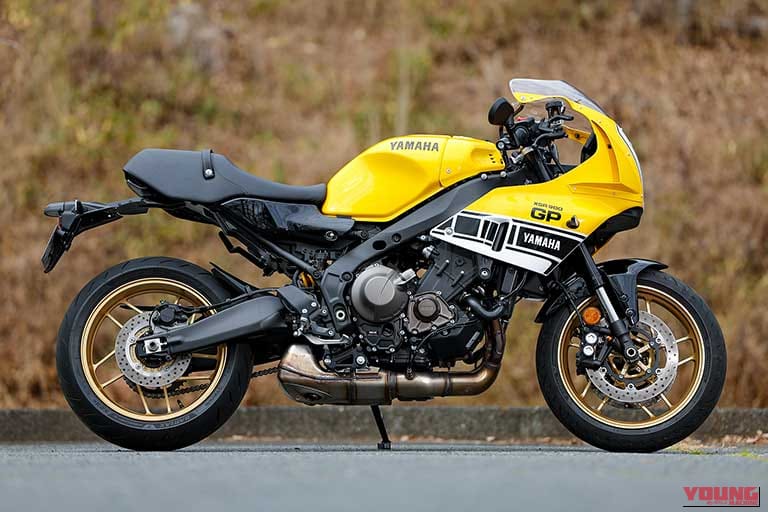YAMAHA XSR900 GPの車体、右側面｜「見る者を魅了する造形美」スズキ GSX-8Tとヤマハ XSR900 GPのディテールを写真でチェック！