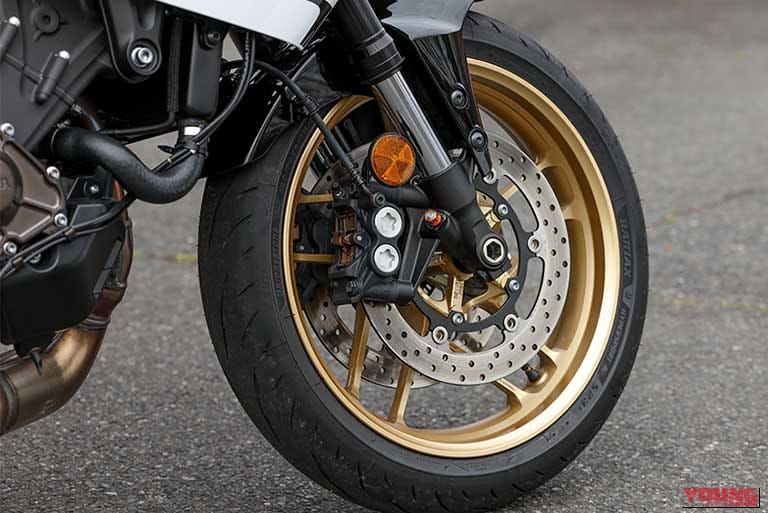 YAMAHA XSR900 GPフロントタイヤ|「見る者を魅了する造形美」スズキ GSX-8Tとヤマハ XSR900 GPのディテールを写真でチェック!