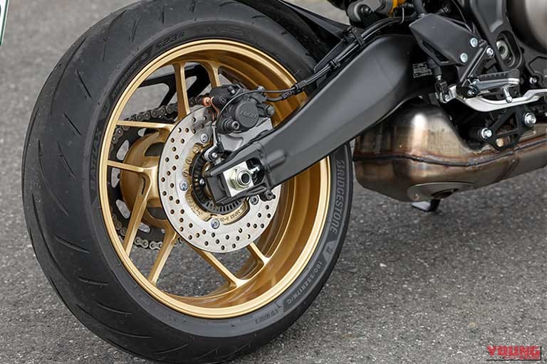 YAMAHA XSR900 GPのリアタイヤ|「見る者を魅了する造形美」スズキ GSX-8Tとヤマハ XSR900 GPのディテールを写真でチェック!