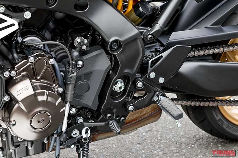 YAMAHA XSR900 GPのシフト｜「見る者を魅了する造形美」スズキ GSX-8Tとヤマハ XSR900 GPのディテールを写真でチェック！