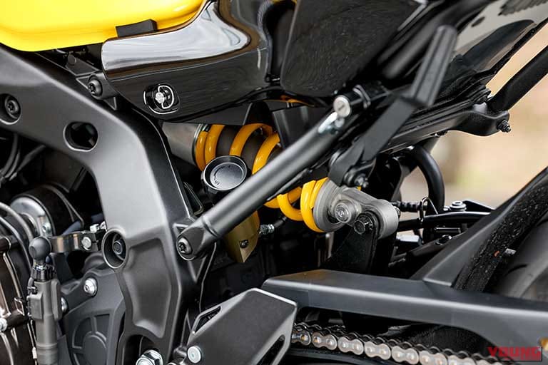 YAMAHA XSR900 GPのリアショックアブソーバー｜「見る者を魅了する造形美」スズキ GSX-8Tとヤマハ XSR900 GPのディテールを写真でチェック！