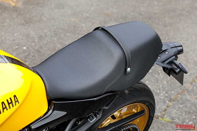YAMAHA XSR900 GPのシート|「見る者を魅了する造形美」スズキ GSX-8Tとヤマハ XSR900 GPのディテールを写真でチェック!