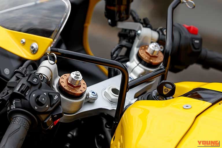 YAMAHA XSR900 GPのKYB製の倒立フロントサスペンション｜「見る者を魅了する造形美」スズキ GSX-8Tとヤマハ XSR900 GPのディテールを写真でチェック！