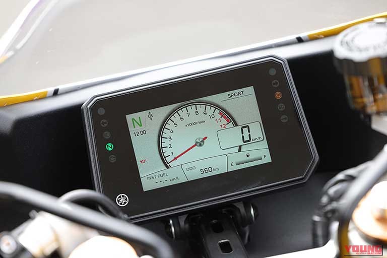 YAMAHA XSR900 GPの5インチカラーメーター|「見る者を魅了する造形美」スズキ GSX-8Tとヤマハ XSR900 GPのディテールを写真でチェック!