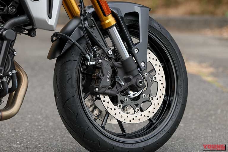 SUZUKI GSX-8Tのフロントタイヤ|「見る者を魅了する造形美」スズキ GSX-8Tとヤマハ XSR900 GPのディテールを写真でチェック!