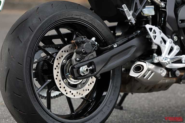 SUZUKI GSX-8Tのリアタイヤ|「見る者を魅了する造形美」スズキ GSX-8Tとヤマハ XSR900 GPのディテールを写真でチェック!