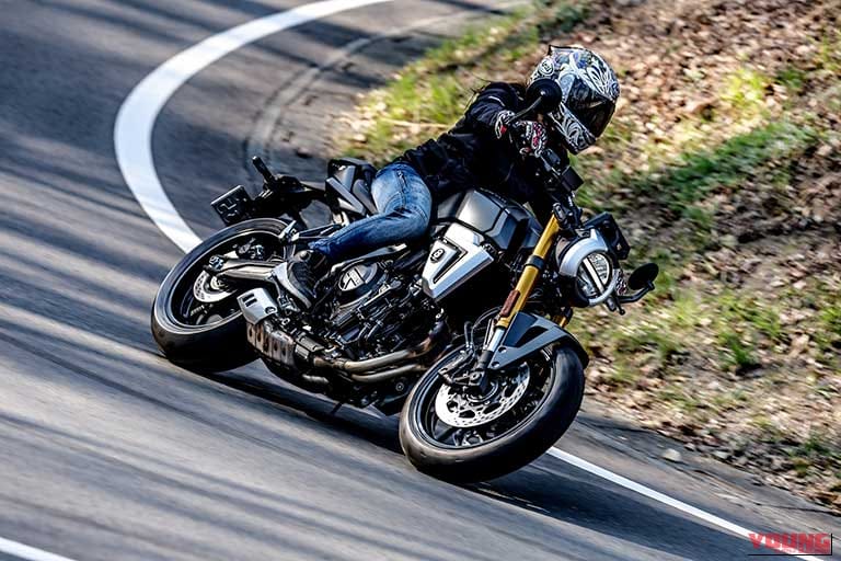 2026年モデルのSUZUKI GSX-8Tを試乗する岡崎静夏｜「乗りやすいというワケではない…」岡崎静夏がヤマハ XSR900 GPとスズキ GSX-8Tを乗り比べ！ どちらもカッコよさは完璧！」気になったのは乗り味の違い