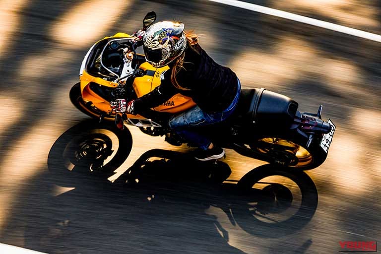公道で、2026年式のYAMAHA XSR900 GPに試乗する岡崎静夏｜「乗りやすいというワケではない…」岡崎静夏がヤマハ XSR900 GPとスズキ GSX-8Tを乗り比べ！ どちらもカッコよさは完璧！」気になったのは乗り味の違い