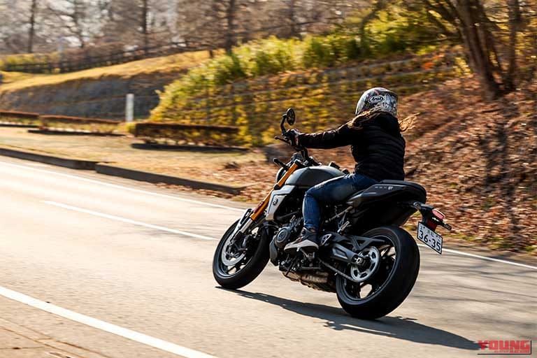 公道を走行する2026年型のスズキ・GSX-8Tを左斜め後ろから撮影した写真。ライダーは岡崎静夏｜「乗りやすいというワケではない…」岡崎静夏がヤマハ XSR900 GPとスズキ GSX-8Tを乗り比べ！ どちらもカッコよさは完璧！」気になったのは乗り味の違い