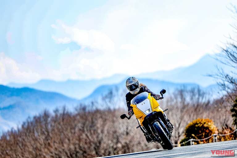 公道を走行するYAMAHA XSR900 GP｜「選ぶとしたらXSR900 GP。なぜなら…」GSX-8TとXSR900 GPを公道でじっくり乗り比べ！ 結果、岡崎静夏さんが後者を選んだ意外すぎる理由