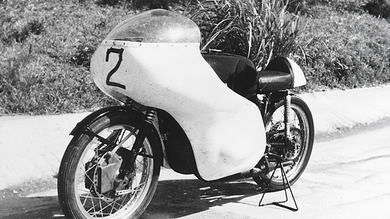 Honda & YAMAHA 主要GPマシン一覧｜2ストロークの猛威から直4クロスプレーンの栄光、そして「V4」の革新へ！ 世界を魅了する「YAMAHA 主要GPマシン」ガイド