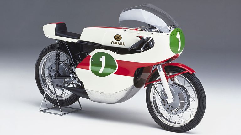 Honda & YAMAHA 主要GPマシン一覧｜2ストロークの猛威から直4クロスプレーンの栄光、そして「V4」の革新へ！ 世界を魅了する「YAMAHA 主要GPマシン」ガイド