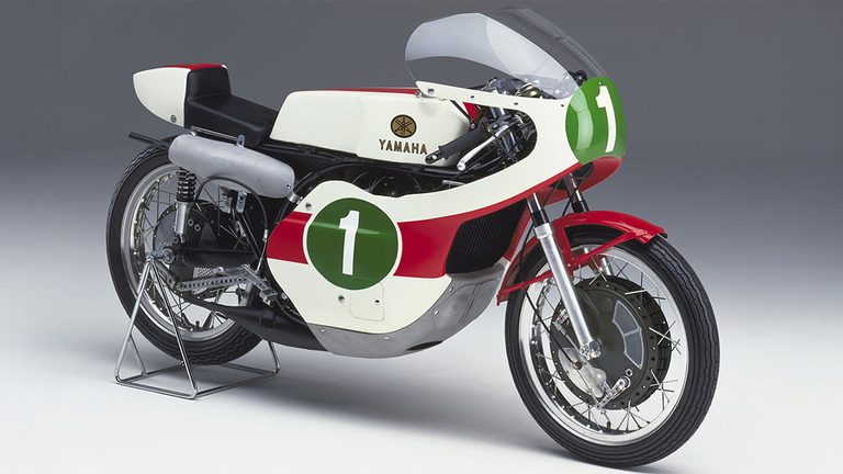 Honda & YAMAHA 主要GPマシン一覧｜2ストロークの猛威から直4クロスプレーンの栄光、そして「V4」の革新へ！ 世界を魅了する「YAMAHA 主要GPマシン」ガイド