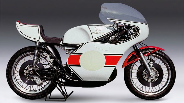 Honda & YAMAHA 主要GPマシン一覧｜2ストロークの猛威から直4クロスプレーンの栄光、そして「V4」の革新へ！ 世界を魅了する「YAMAHA 主要GPマシン」ガイド