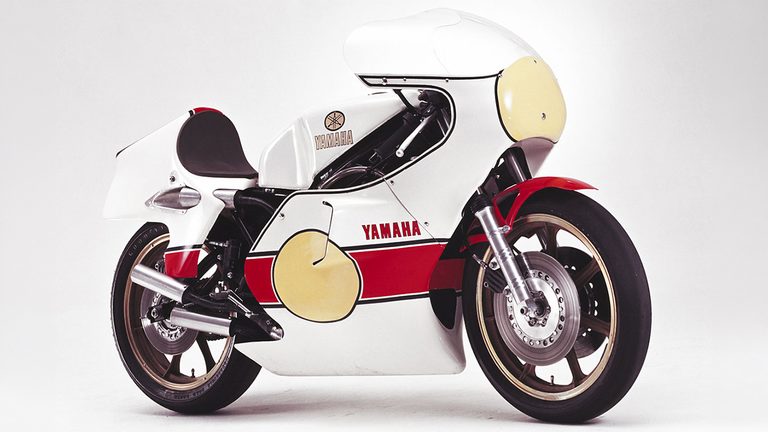 Honda & YAMAHA 主要GPマシン一覧|2ストロークの猛威から直4クロスプレーンの栄光、そして「V4」の革新へ! 世界を魅了する「YAMAHA 主要GPマシン」ガイド