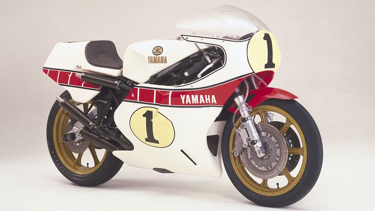 Honda & YAMAHA 主要GPマシン一覧｜2ストロークの猛威から直4クロスプレーンの栄光、そして「V4」の革新へ！ 世界を魅了する「YAMAHA 主要GPマシン」ガイド