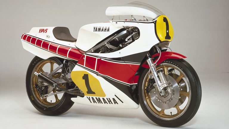 Honda & YAMAHA 主要GPマシン一覧|2ストロークの猛威から直4クロスプレーンの栄光、そして「V4」の革新へ! 世界を魅了する「YAMAHA 主要GPマシン」ガイド