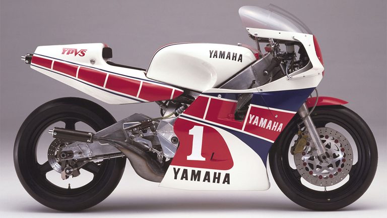 Honda & YAMAHA 主要GPマシン一覧|2ストロークの猛威から直4クロスプレーンの栄光、そして「V4」の革新へ! 世界を魅了する「YAMAHA 主要GPマシン」ガイド