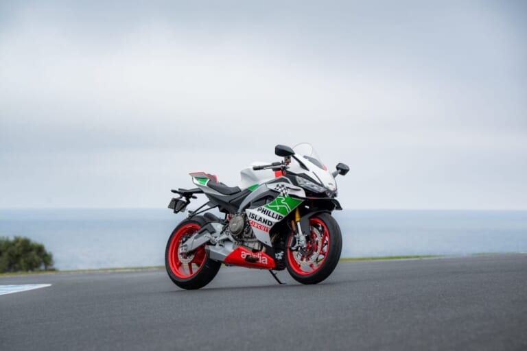 APRILIA RS 660 PHILLIP ISLAND TRIBUTE |トラックレイアウトとチェッカー旗を描く! WGP/MotoGP通算10勝の栄光を纏う、アプリリアのミドルスーパースポーツがEICMA2026で公開【RS 660 フィリップアイランドトリビュート】
