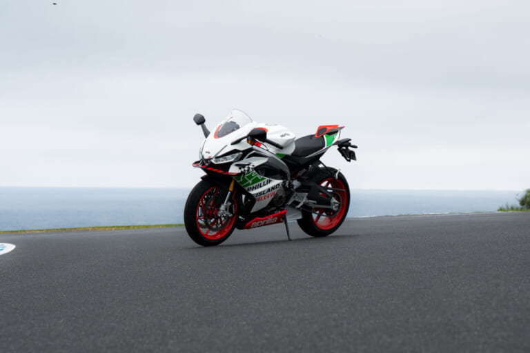 APRILIA RS 660 PHILLIP ISLAND TRIBUTE |トラックレイアウトとチェッカー旗を描く! WGP/MotoGP通算10勝の栄光を纏う、アプリリアのミドルスーパースポーツがEICMA2026で公開【RS 660 フィリップアイランドトリビュート】