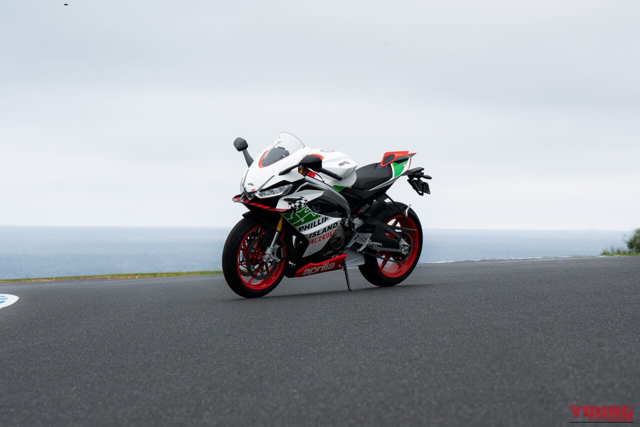 ｜トラックレイアウトとチェッカー旗を描く! WGP/MotoGP通算10勝の栄光を纏う、アプリリアのミドルスーパースポーツがEICMA2026で公開【RS 660 フィリップアイランドトリビュート】