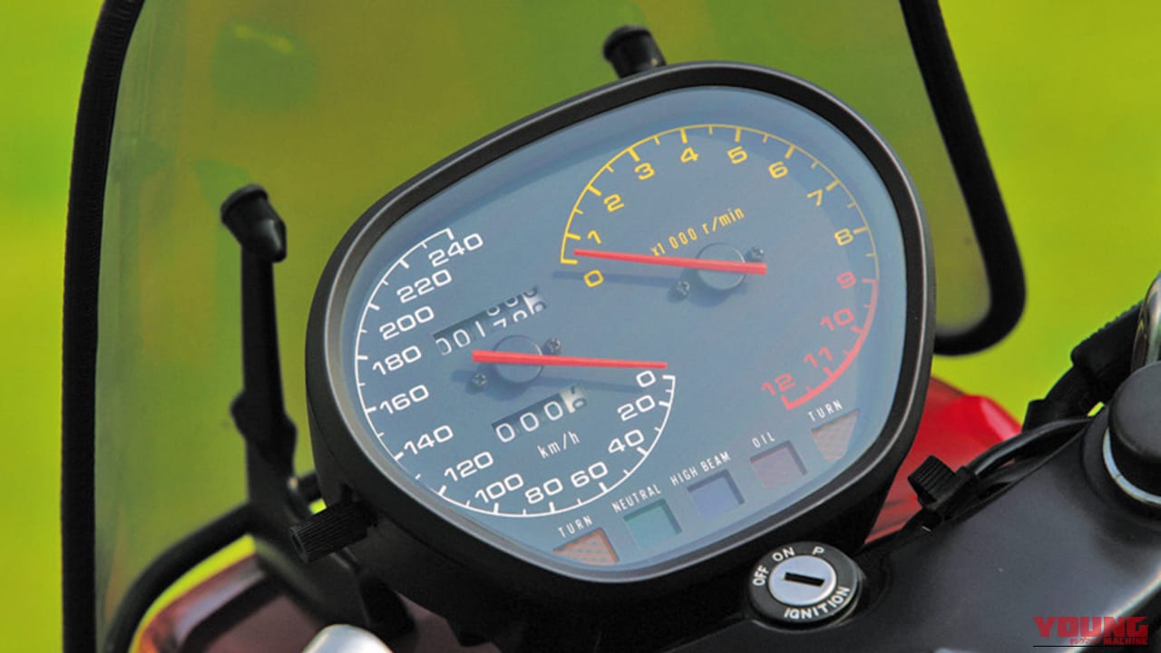 1981年モデルの、スズキのGSX1100S KATANAの、速度計と回転計を組み込んだ独自のコンビネーションメーター｜「格好が悪い…」性能は一級品なのにデザインが不評だった当時のスズキ車。その評価を覆し、世界的な名車となった［GSX1100S KATANA］の系譜を紹介！