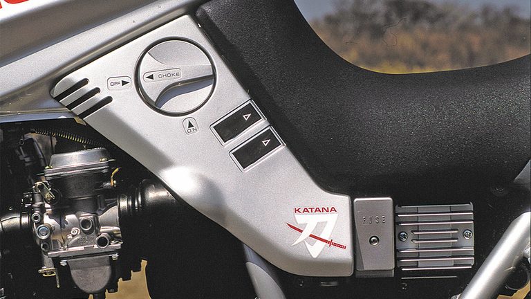 1981年モデルの、スズキのGSX1100S KATANA 燃料タンク｜「格好が悪い…」性能は一級品なのにデザインが不評だった当時のスズキ車。その評価を覆し、世界的な名車となった［GSX1100S KATANA］の系譜を紹介！