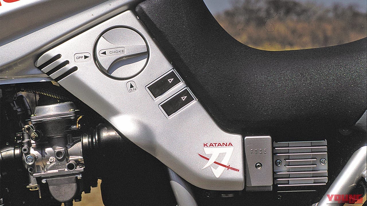 1981年モデルの、スズキのGSX1100S KATANA 燃料タンク｜「格好が悪い…」性能は一級品なのにデザインが不評だった当時のスズキ車。その評価を覆し、世界的な名車となった［GSX1100S KATANA］の系譜を紹介！