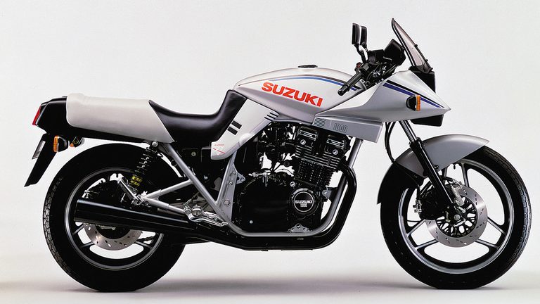 1983年モデル、スズキのGSX1000SD｜「格好が悪い…」性能は一級品なのにデザインが不評だった当時のスズキ車。その評価を覆し、世界的な名車となった［GSX1100S KATANA］の系譜を紹介！