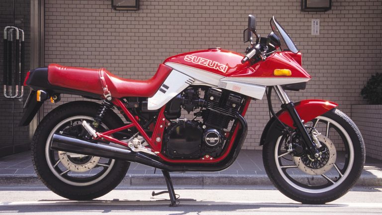 1987 GSX1100S KATANA [SBE]｜「格好が悪い…」性能は一級品なのにデザインが不評だった当時のスズキ車。その評価を覆し、世界的な名車となった［GSX1100S KATANA］の系譜を紹介！