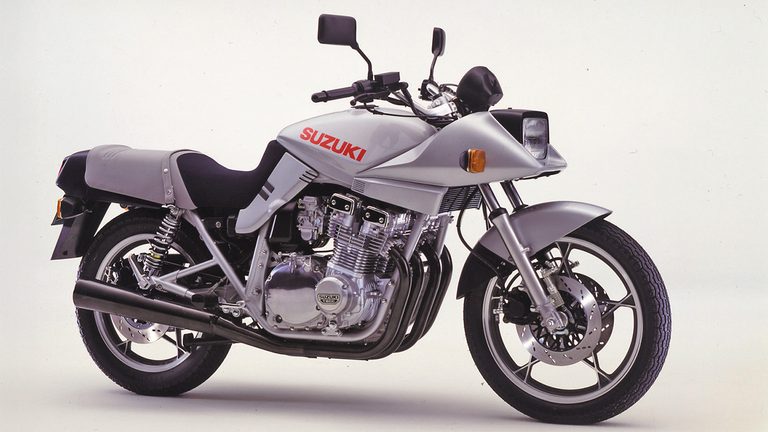 1982年モデルの、スズキ GSX750S｜「なんでそうなるのよ…」ユーザーを落胆させた通称“耕運機ハンドル”。今では個性として評価する声も。高い走行性能を誇った44年前のスズキの名車［GSX750S］を紹介