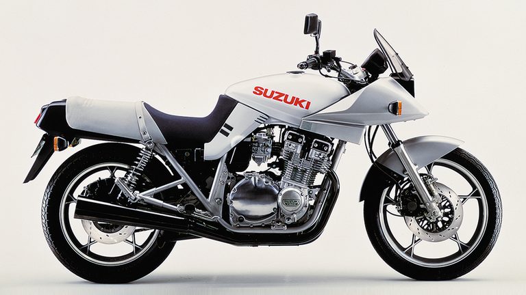 1982年モデルの、スズキ GSX750S[S]｜「なんでそうなるのよ…」ユーザーを落胆させた通称“耕運機ハンドル”。今では個性として評価する声も。高い走行性能を誇った44年前のスズキの名車［GSX750S］を紹介