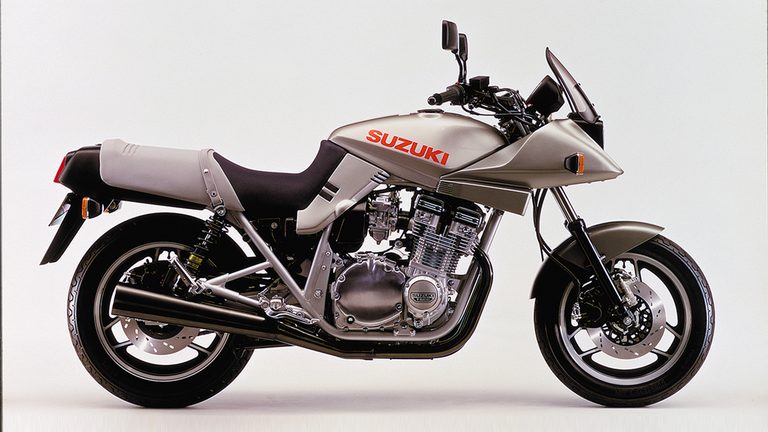 1983年モデルの、スズキ GSX750S［S2］｜「なんでそうなるのよ…」ユーザーを落胆させた通称“耕運機ハンドル”。今では個性として評価する声も。高い走行性能を誇った44年前のスズキの名車［GSX750S］を紹介