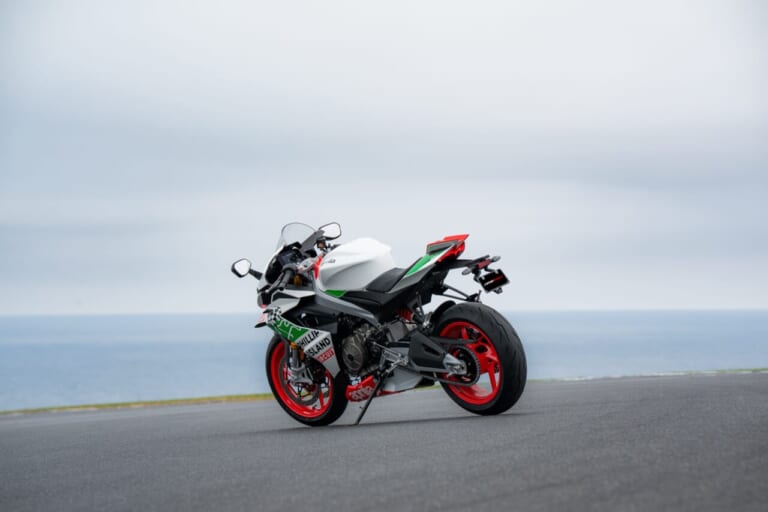 APRILIA RS 660 PHILLIP ISLAND TRIBUTE ｜トラックレイアウトとチェッカー旗を描く! WGP/MotoGP通算10勝の栄光を纏う、アプリリアのミドルスーパースポーツがEICMA2026で公開【RS 660 フィリップアイランドトリビュート】