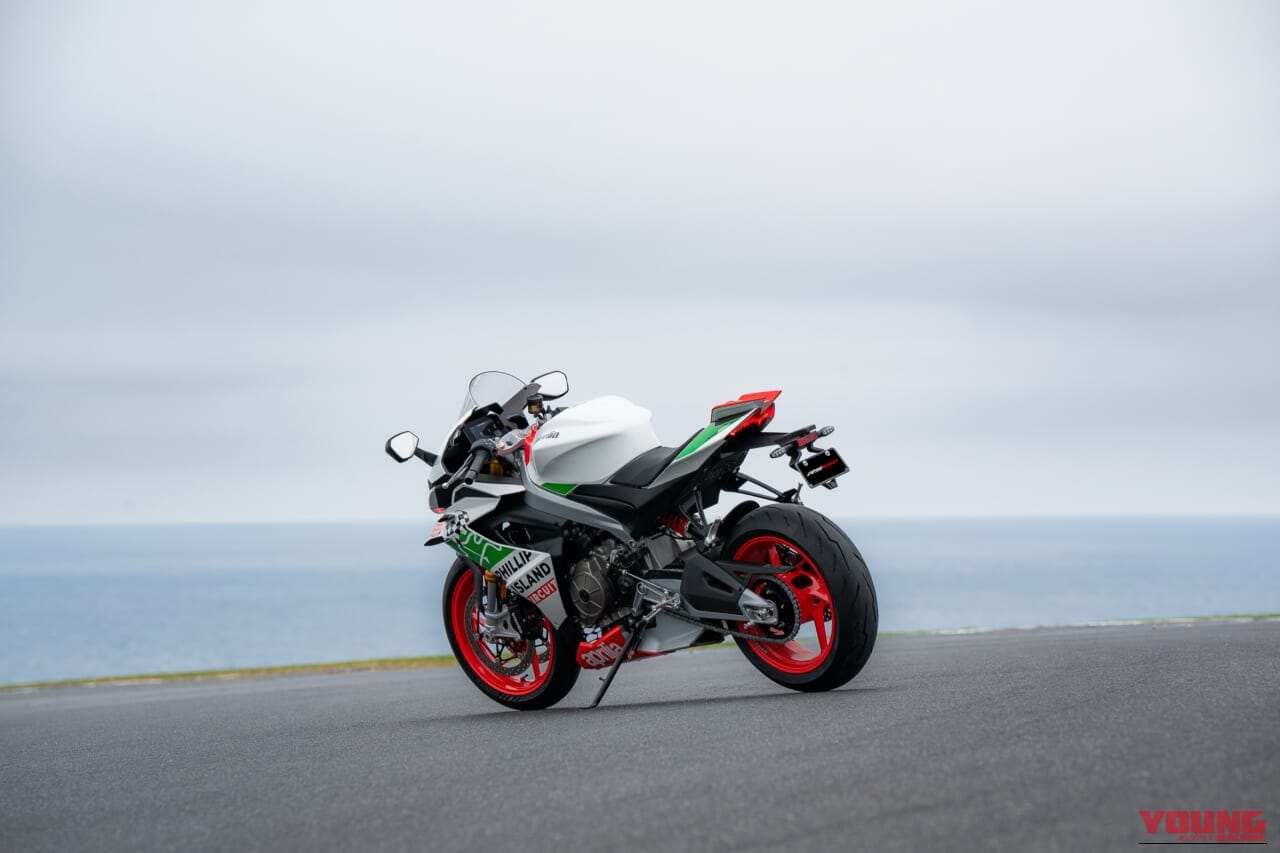 ｜トラックレイアウトとチェッカー旗を描く! WGP/MotoGP通算10勝の栄光を纏う、アプリリアのミドルスーパースポーツがEICMA2026で公開【RS 660 フィリップアイランドトリビュート】