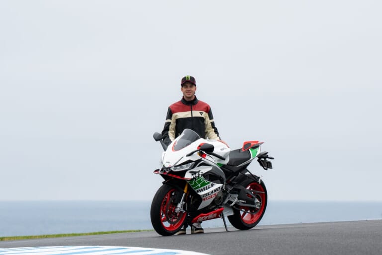 APRILIA RS 660 PHILLIP ISLAND TRIBUTE ｜トラックレイアウトとチェッカー旗を描く! WGP/MotoGP通算10勝の栄光を纏う、アプリリアのミドルスーパースポーツがEICMA2026で公開【RS 660 フィリップアイランドトリビュート】