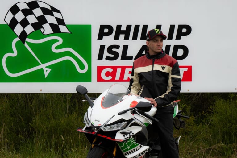 APRILIA RS 660 PHILLIP ISLAND TRIBUTE |トラックレイアウトとチェッカー旗を描く! WGP/MotoGP通算10勝の栄光を纏う、アプリリアのミドルスーパースポーツがEICMA2026で公開【RS 660 フィリップアイランドトリビュート】