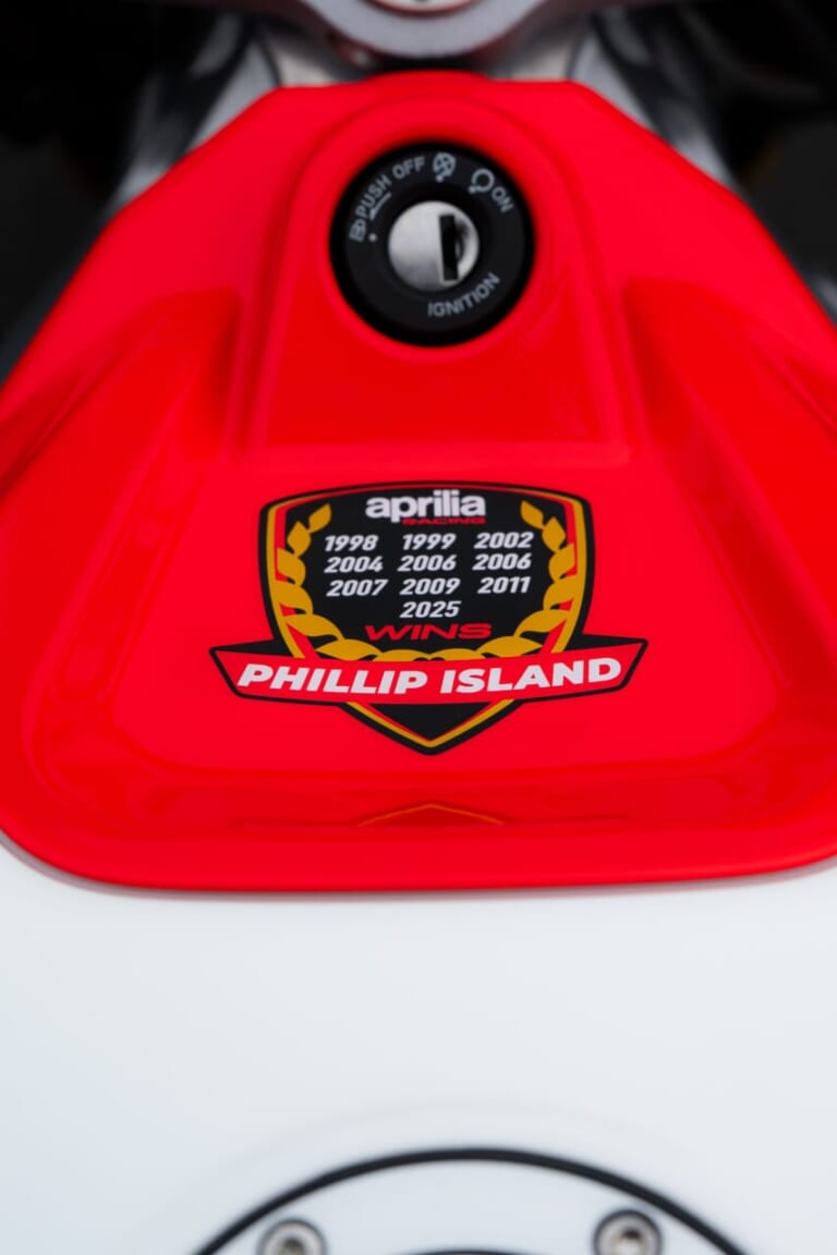 APRILIA RS 660 PHILLIP ISLAND TRIBUTE ｜トラックレイアウトとチェッカー旗を描く! WGP/MotoGP通算10勝の栄光を纏う、アプリリアのミドルスーパースポーツがEICMA2026で公開【RS 660 フィリップアイランドトリビュート】